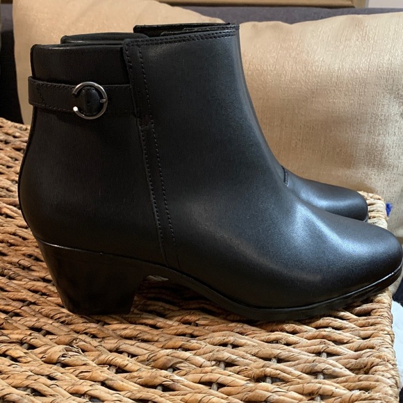 NWT Clarks leather ankle booties 10W - Picture 2 of 8